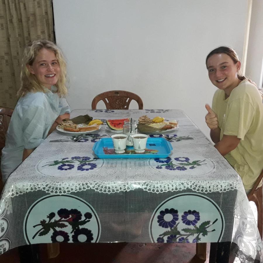 Colonial Surfing Villa Hostel & Home Stay Мидигама-Ист Экстерьер фото